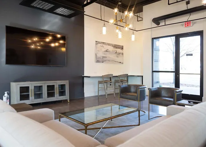 Spacious 2Bd With Private Balcony And Free Parking 2